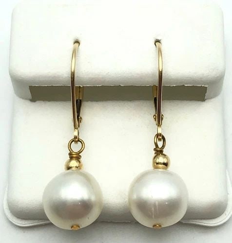 14K YELLOW GOLD DANGLE EARRINGS WITH 9MM CULTURED PEARLS 2.8 GRAMS: 14K YELLOW GOLD DANGLE EARRINGS WITH 9MM CULTURED PEARLS 2.8 GRAMS 14k Yellow Gold dangle Earrings with 9mm cultured Pearls Condition: Used, have been cleaned Material: 14k Yellow Gold Weight: 2.8 gra