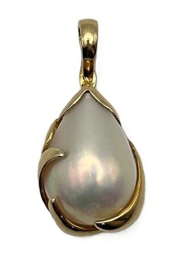 14K YELLOW GOLD PENDANT SET WITH WHITE PEAR SHAPED MABE PEARL 3.1 GRAMS: 14K YELLOW GOLD PENDANT SET WITH WHITE PEAR SHAPED MABE PEARL 3.1 GRAMS 14k Yellow Gold Pendant set with White Pear shaped Mabe Pearl Condition: Used, has been cleaned Material: 14k Yellow Gold Pendan