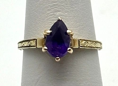 VINTAGE 14K GOLD RING SET WITH PEAR SHAPED AMETHYST (SIZE: 5.75) 2.3 GRAMS: VINTAGE 14K GOLD RING SET WITH PEAR SHAPED AMETHYST SIZE: 5.75 Vintage 14k Gold Ring set with pear shaped Amethyst Condition: Used / Vintage Material: 14k Yellow Gold Ring Size: 5.75 Weight: 2.3 grams