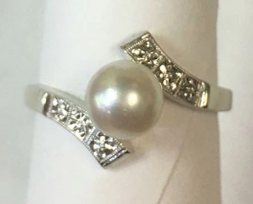 14K WHITE GOLD RING WITH 6.6MM CULTURED PEARL (SIZE 8) 3 GRAMS: 14K WHITE GOLD RING WITH CENTER PEARL (SIZE: 8) 14k White Gold Ring with Center Pearl You are bidding on a 14k White Gold Ring with Center Pearl. The ring has cleaned and inspected by our in house Jew