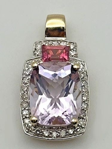 14K YELLOW GOLD PENDANT WITH AMETHYST, TOURMALINE, AND 0.16CTS OF DIAMONDS 2.4G: 14k Yellow Gold Pendant with Amethyst, Tourmaline, and 0.16cts of Diamonds Condition: Used, has been cleaned Material: 14k Yellow Gold Pendant Size: 10.6mm x 20mm measured at it's furthest points incl