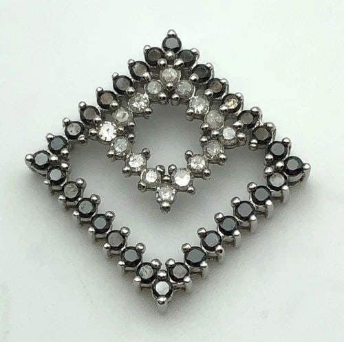 10K WHITE GOLD SQUARE PENDANT WITH 0.96CTW WHITE AND BLACK DIAMONDS (2.5 GRAM): 10K WHITE GOLD SQUARE PENDANT WITH 0.96CTS OF WHITE AND BLACK DIAMONDS 2.5G 10k White Gold Square Pendant with 0.96cts of White and Black Diamonds Condition: Display model, moved around in inventory M