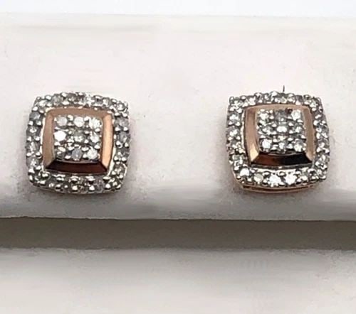 SQUARE SHAPED 10K ROSE GOLD EARRINGS WITH 0.25CTW DIAMONDS 1.2 GRAM: SQUARE SHAPED 10K ROSE GOLD EARRINGS WITH 0.25CTW OF DIAMONDS Square Shaped 10k Rose Gold Earrings with 0.25ctw of Diamonds Condition: New with out box papers Material: 10k Rose Gold Weight: 1.2 grams