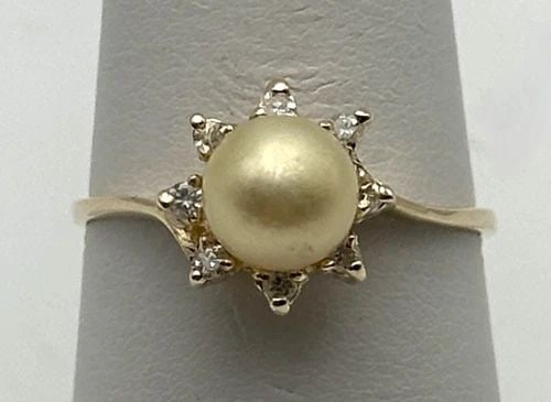 14K GOLD RING SET WITH 6.6MM PEARL AND 0.08CTW DIAMONDS (SIZE 7.5) 2.3 GRAMS: 14k Gold Ring set with 6.6mm Cultured Pearl and 0.08cts of Diamonds Condition: Used, has been cleaned Material: 14k Yellow Gold Ring Size: 7.5 Weight: 2.3 grams Top Width: 10mm Bottom Width: 1.2mm Sto