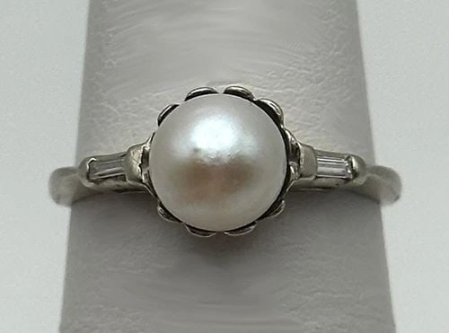 14K WHITE GOLD RING WITH 7MM PEARL AND 0.08CTW DIAMONDS (SIZE 5.75) 2.4 GRAMS: 14K WHITE GOLD RING WITH 7MM CULTURED PEARL AND 0.08CTS OF DIAMONDS SIZE: 5.75 14k White Gold Ring with 7mm Cultured Pearl and 0.08cts of Diamonds Condition: Used Material: 14k White Gold Ring Size: 5