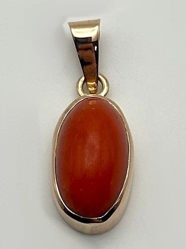 18KYELLOW GOLD PENDANT WITH OVAL CABOCHON CORAL 2.3 GRAMS: 18KYELLOW GOLD PENDANT WITH OVAL CABOCHON CORAL 2.3 GRAMS 18k Gold Pendant with oval cabochon Coral Condition: Used, has been cleaned Material: 18k Yellow Gold Pendant Size: 9mm wide and 15mm tall wit