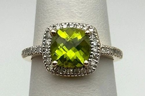 10K GOLD RING WITH 7MM PERIDOT AND 0.25CTW DIAMONDS (SIZE 3.75) 2.1 GRAM: 10K GOLD RING WITH 7MM PERIDOT AND 0.25CTS OF DIAMONDS SIZE: 3.75 10k Gold Ring with 7mm Peridot and 0.25cts of Diamonds Condition: Used Material: 10k Yellow Gold Ring Size: 3.75 Weight: 2.1 grams Top