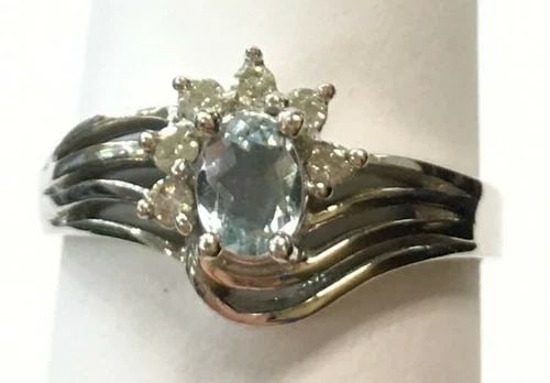 NEW 14K WHITE GOLD RING WITH AQUAMARINE AND 0.06CTW DIAMONDS (SIZE 5.25) 1.9G: 14K WHITE GOLD RING WITH OVAL AQUAMARINE AND DIAMONDS (SIZE:5.25) 14k White Gold Ring with oval Aquamarine and Diamonds You are bidding on a pre-owned 14k White Gold Ring with oval Aquamarine and Diam