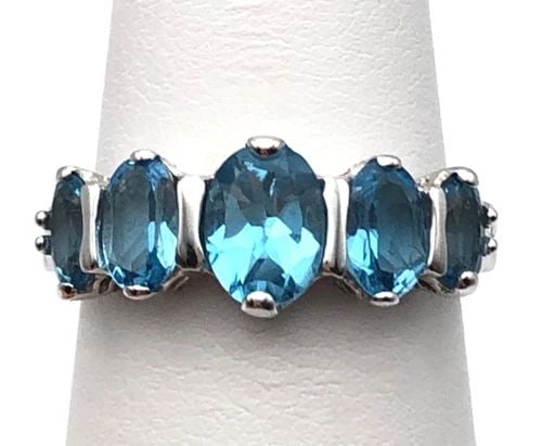 10K WHITE GOLD RING SET WITH FIVE BLUE TOPAZ STONES (SIZE 6.75) 2.9 GRAM: 10K WHITE GOLD RING SET WITH FIVE BLUE TOPAZ STONES SIZE: 6.75 10k White Gold Ring set with Five Blue Topaz Stones Condition: Used Material: 10k White Gold Ring Size: 6.75 Weight: 2.9 grams Top Width: