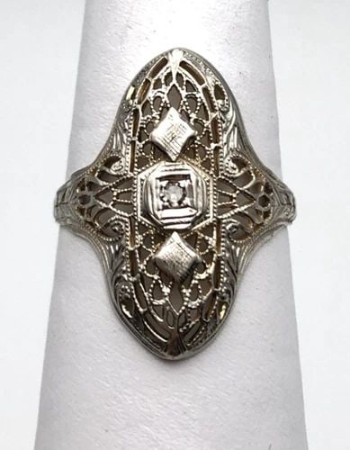 14K WHITE GOLD FILIGREE RING WITH 0.03CT NATURAL DIAMOND (SIZE 7.75) 2.2 GRAMS: 14K WHITE GOLD FILIGREE RING WITH CENTER 0.03CT DIAMOND SIZE: 7.75 14k White Gold Filigree Ring with center 0.03ct Diamond Size: 7.75 You are bidding on a 14k White Gold Filigree Ring with center 0.03