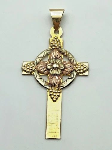 10K GOLD TRI-TONE FLORAL STYLE CROSS PENDANT 2.9 GRAMS: 10K GOLD TRI-TONE FLORAL STYLE CROSS PENDANT 2.9 GRAMS 10k Gold Tri-tone Floral style Cross Pendant Condition: Used Material: 10k Tri-tone yellow/white/rose Gold. Pendant Size: 45mm x 22mm Total Weigh