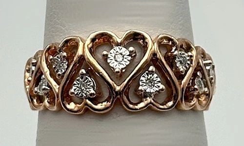 10K ROSE GOLD RING WITH HEARTS AND 0.09CTW DIAMONDS (SIZE 6.5) 2.6 GRAM: 10K ROSE GOLD RING WITH HEARTS AND 0.09CTS OF DIAMONDS SIZE: 6.5 10k Rose Gold Ring with Hearts and 0.09cts of Diamonds Condition: Used, has been cleaned/lightly polished Material: 10k Yellow Gold Rin
