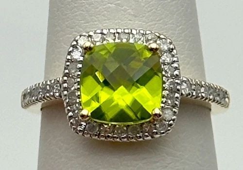 10K GOLD RING SET WITH PERIDOT AND 0.10CTW DIAMONDS (SIZE 3.75) 2.1 GRAM: 10K GOLD RING SET WITH PERIDOT AND 0.10CTS OF DIAMONDS SIZE: 3.75 10k Gold Ring set with Peridot and 0.10cts of Diamonds Condition: Used Material: 10k Yellow Gold Ring Size: 3.75 Weight: 2.1 grams Top