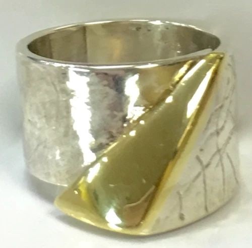 STERLING SILVER RING WITH 18K YELLOW GOLD ACCENT (SIZE 7.5) 13.2G: STERLING SILVER RING WITH 18K YELLOW GOLD SIZE: 7.5 Sterling Silver Ring with 18k Yellow Gold You are bidding on a Sterling Silver Ring with 18k Yellow Gold. There are a few minor scratches on the rin