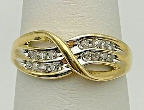 10K GOLD RING WITH 0.16CTS OF DIAMONDS ( SIZE: 7.25 ) 2.5G: 10K GOLD RING WITH 0.16CTS OF DIAMONDS SIZE: 7.25 10k Gold Ring with 0.16cts of Diamonds Condition: Used, has been cleaned and polished Material: Yellow Gold Ring Size: 7.25 Weight: 2.5 grams Top Widt