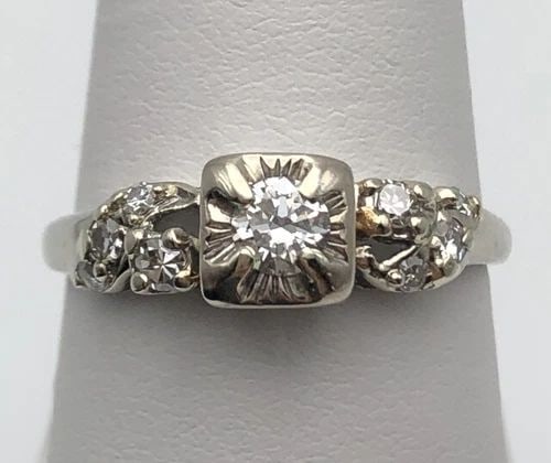 ANTIQUE 14K WHITE GOLD RING WITH 0.40CTS DIAMONDS ( SIZE: 8 ) 2.1G: ANTIQUE 14K WHITE GOLD RING WITH 0.40CTS DIAMONDS SIZE: 8 Antique 14k White Gold Ring with 0.40cts of Diamonds Condition: Antique, has been fully cleaned and restored. Material: 14k White Gold Ring Si