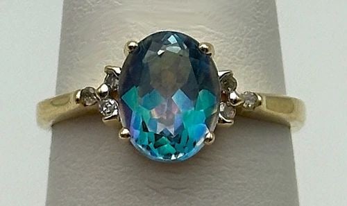 10K GOLD RING WITH MYSTIC TOPAZ, 0.06CTW DIAMONDS (SIZE 7.25) 2.5 GRAM: 10K GOLD RING SET WITH BLUE TOPAZ, 0.06CTS OF DIAMONDS SIZE: 7.25 10k Gold Ring set with blue Topaz, 0.06cts of Diamonds Condition: Used Material: 10k Yellow Gold Ring Size: 7.25 Weight: 2.5 grams Top