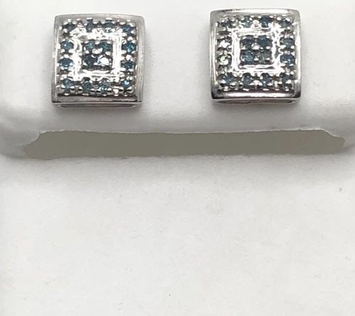 10K WHITE GOLD SQUARE EARRINGS SET WITH 0.30CT OF BLUE COATED DIAMONDS 2.3G: 10K WHITE GOLD SQUARE EARRINGS SET WITH 0.30CT OF BLUE COATED DIAMONDS 10k White Gold Square Earrings set with 0.30ct of Blue Coated Diamonds You are bidding on a 10k White Gold Square Earrings set wi