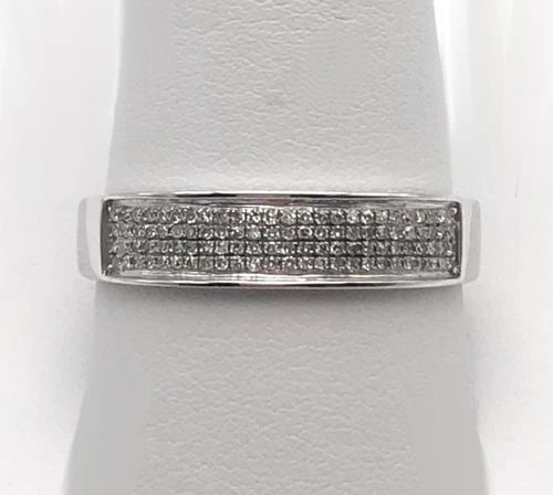 10K WHITE GOLD BAND WITH 0.25CTS MICROPAVE DIAMONDS (SIZE 11) 2 GRAM: 10K WHITE GOLD BAND WITH 0.25CTS MICROPAVE DIAMONDS SIZE: 11 10k White Gold Band with 0.25cts micropave Diamonds You are bidding on a 10k White Gold Band with 0.25cts micropave Diamonds. The ring has 