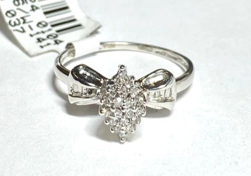 NEW 14K WHITE GOLD RING WITH 0.12CTW CLUSTER DIAMONDS (SIZE 6.75) 2.1 GRAMS: WOMEN'S 14K WHITE GOLD RING WITH 0.12CT CLUSTER DIAMONDS (SIZE 6.75) Women's 14k White Gold Ring with 0.12CT Cluster Diamonds (Size 6.75) You are bidding on a new with tags Women's 14k White Gold Ring