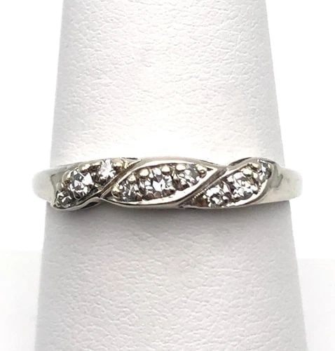 10K WHITE GOLD RING, TWIST STYLE HEAD SET WITH 0.21CTS DIAMONDS ( SIZE: 8 ) 1.7G: 10K WHITE GOLD RING, TWIST STYLE HEAD SET WITH 0.21CTS DIAMONDS SIZE: 8 10k White Gold Ring, Twist style Head set with 0.21cts Diamonds Condition: Used Material: 10k White Gold Ring Size: 8 Weight: 1.