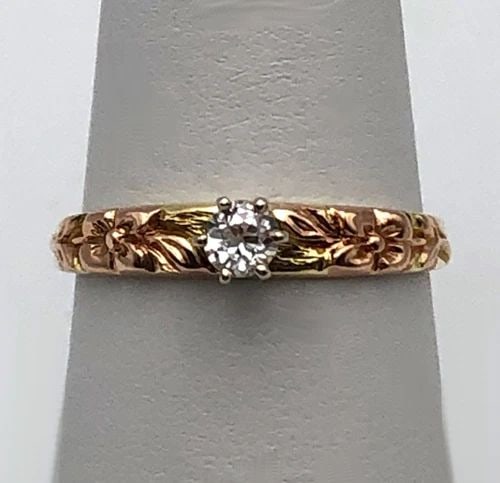 14K YELLOW GOLD RING WITH ROSE GOLD FLOWERS, 0.20CT DIAMOND (SIZE 8) 1.7 GRAMS: 14K YELLOW GOLD RING WITH ROSE GOLD SIDE ACCENTING, 0.20CT DIAMOND SIZE: 8 14k Yellow Gold Ring with Rose Gold side accenting, 0.20ct Diamond Condition: Used, has been cleaned Material: 14k Yellow Gol