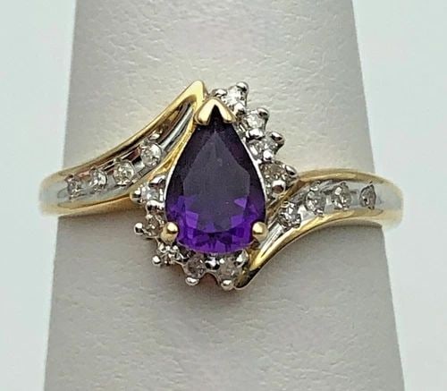 10K GOLD RING, PEAR SHAPED AMETHYST, 0.16CTW DIAMONDS (SIZE 7) 2.1 GRAM: 10K GOLD RING WITH PEAR SHAPED AMETHYST AND 0.16CTS OF DIAMONDS SIZE: 7 10k Gold Ring with pear shaped Amethyst and 0.16cts of Diamonds Condition: Used Material: 10k Yellow Gold Ring Size: 7 Weight: 2