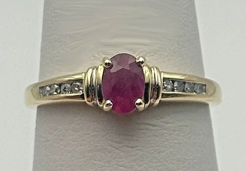 10K GOLD RING WITH 0.50CT RUBY AND 0.08CTW DIAMONDS (SIZE 7) 2 GRAM: 10K GOLD RING WITH 0.50CT RUBY AND 0.08CTS OF DIAMONDS SIZE: 7 10k Gold Ring with 0.50ct Ruby and 0.08cts of Diamonds Condition: Used, has been cleaned Material: 10k Yellow Gold Ring Size: 7 Weight: 2