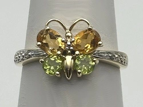 10K GOLD BUTTERFLY RING, CITRINE, PERIDOT, 0.01CTW DIAMONDS (SIZE 7) 2.3 GRAM: 10K GOLD BUTTERFLY RING WITH CITRINE, PERIDOT AND 0.01CTS OF DIAMONDS SIZE: 7 10k Gold Butterfly Ring with Citrine, Peridot and 0.01cts of Diamonds Condition: Used, has been cleaned by our in house Je