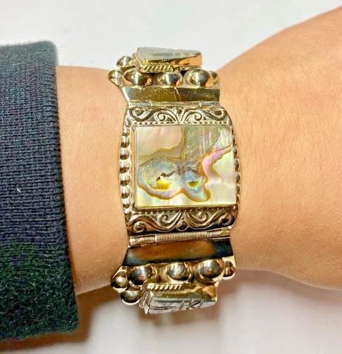 VINTAGE WOMEN’S STERLING SILVER BRACELET WITH MOTHER OF PEARL ( 7 INCH ) 54.7G: WOMEN’S STERLING SILVER MOTHER OF PEARL BRACELET Women's Sterling Silver Mother of Pearl Bracelet You are bidding on a pre-owned Women's Silver Mother of Pearl Bracelet. The bracelet has minor scuff
