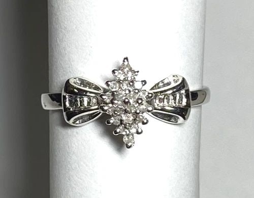 WOMEN'S 14K WHITE GOLD RING WITH 0.12CT CLUSTER DIAMONDS (SIZE 6.5) 1.9 GRAMS (1 of 2)