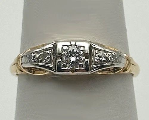 VINTAGE 14K YELLOW GOLD RING WITH 0.21CTW DIAMONDS (SIZE 5.5 ) 1.4 GRAM: 14K YELLOW GOLD RING WITH DIAMONDS 14k Yellow Gold Ring with Diamonds You are bidding on a 14k Yellow Gold Ring with Diamonds. There are a few minor scratches on the ring from being moved around in in
