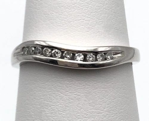 10K WHITE GOLD CURVED RING 0.10CTW NATURAL DIAMONDS (SIZE 7) 2.1 GRAM: 10K WHITE GOLD RING, WAVY SHAPED WITH 0.10CTS OF DIAMONDS SIZE: 7 10k White Gold Ring, Wavy Shaped with 0.10cts of Diamonds You are bidding on a 10k White Gold Ring, Wavy Shaped with 0.10cts of Diamon