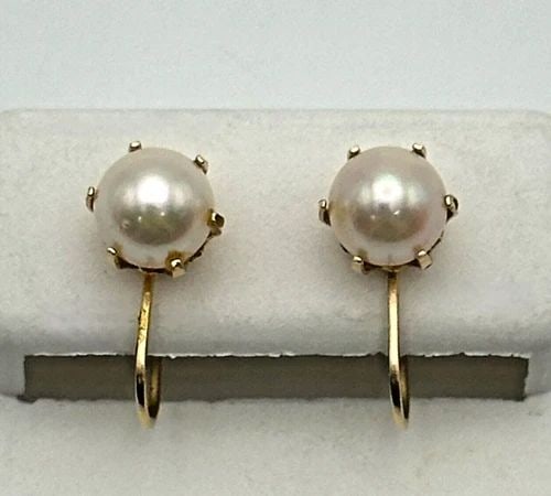 14K GOLD VINTAGE EARRINGS WITH CULTURED PEARLS 2.3 GRAM: 14K GOLD VINTAGE CLIP ON / SCREW BACK STYLE EARRINGS WITH CULTURED PEARLS 2.3G 14k Gold Vintage Clip on / Screw Back Style Earrings with Cultured Pearls Condition: Vintage, Used Material: 14k Yellow G