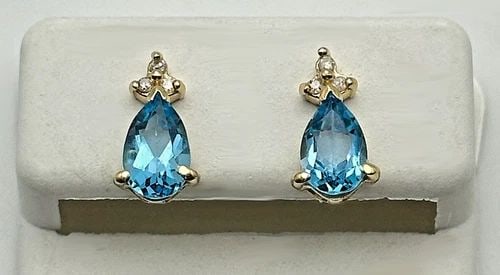14K GOLD EARRINGS, BLUE TOPAZ, 0.09CTW DIAMONDS, PEAR SHAPE 1.5 GRAM: 14K GOLD EARRINGS, TWO BLUE TOPAZ, 0.09CTS OF DIAMONDS, PEAR SHAPED 1.5G 14k Gold Earrings, two Blue Topaz, 0.09cts of Diamonds, Pear Shaped Condition: Used, light marks, have been cleaned by in house