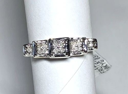 NEW 10K YELLOW GOLD RING WITH 0.12CTW DIAMONDS (SIZE 6.75) 2.1 GRAM: WOMEN'S 10K YELLOW GOLD RING WITH 0.12CT DIAMONDS (SIZE 6.75) Women's 10k Yellow Gold Ring with 0.12CT Diamonds (Size 6.75) You are bidding on a new with tags Women's 10k Yellow Gold Ring with 0.12CT 