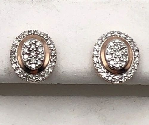 OVAL SHAPED 10K ROSE GOLD EARRINGS WITH 0.20CTW OF DIAMONDS 1.4 GRAM: OVAL SHAPED 10K ROSE GOLD EARRINGS WITH 0.20CTW OF DIAMONDS Oval Shaped 10k Rose Gold Earrings with 0.20ctw of Diamonds Condition: New with out tags Material: 10k Rose Gold Weight: 1.4 grams Earrings 