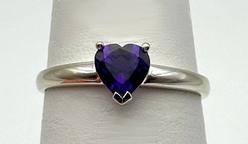 14K WHITE GOLD RING WITH HEART CUT AMETHYST (SIZE 6.75) 1.5 GRAM: 14K WHITE GOLD RING WITH HEART CUT AMETHYST SIZE: 6.75 14k White Gold Ring with Heart shaped Amethyst Condition: Used, has been cleaned and lightly polished Material: 14k White Gold Ring Size: 6.75 We