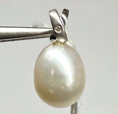 WOMEN'S 18K WHITE GOLD PENDANT WITH 8.5MM PEARL AND 0.01CT DIAMOND 1.3 GRAMS: WOMEN'S 18K WHITE GOLD PENDANT WITH 8.5MM PEARL AND 0.01CT DIAMOND NEW Women's 18k White Gold Pendant with 8.5mm Natural Pearl and 0.01CT Diamond NEW You are bidding on a new with tag Women's 18k Whit