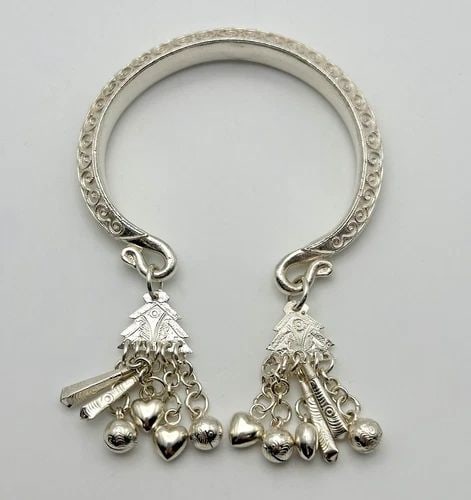 925 STERLING SILVER CUFF WITH DANGLING BELLS ( 6 INCH ) ( 49.4 GRAMS ): 925 STERLING SILVER CUFF WITH DANGLING BELLS 49.4 GRAMS 925 Sterling Silver Cuff with Dangling Bells Condition: Used, Has been cleaned and inspected Material: 925 Sterling Silver Weight: 49.4 grams Cu