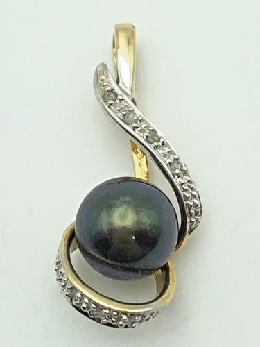 10K GOLD PENDANT WITH BLACK TAHITIAN PEARL AND 0.08CTS OF DIAMONDS 1.6 GRAMS: 10K GOLD PENDANT WITH BLACK TAHITIAN PEARL AND 0.08CTS OF DIAMONDS 1.6 GRAMS 10k Gold Pendant with Black Tahitian Pearl and 0.08cts of Diamonds Condition: Used Material: 10k Yellow Gold Pendant Size: 