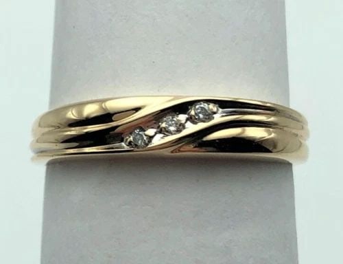 10K GOLD BAND WITH 0.03CTS DIAMONDS SLANTED GROOVED (SIZE: 6.5) 1.6 GRAMS: 10K GOLD BAND WITH 0.03CTS DIAMONDS SLANTED GROOVED (SIZE: 6.5) 10k Gold Ring with Diamonds slanted grooved You are bidding on a 10k Gold Ring with Diamonds slanted grooved. The ring has been fully ch
