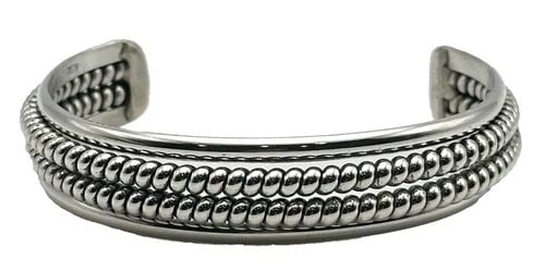 925 STERLING SILVER CUFF BRACELET ( 7 INCH ) 31.8 GRAMS: 925 STERLING SILVER CUFF BRACELET 7 INCH 31.8 GRAMS 925 Sterling Silver Cuff Bracelet Condition: Used Material: 925 Sterling Silver Weight: 31.8 grams Bracelet Size: 13.7mm wide, fits a 7 inch wrist, 