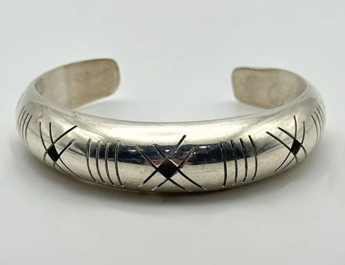 925 MEXICO STERLING SILVER BANGLE WITH UPPER CUTS 23.9 GRAMS (6 INCH) (1 of 2)