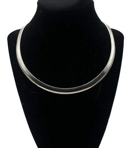 925 STERLING SILVER, 6.5MM WIDE, OMEGA STYLE NECKLACE ( 18 INCH ) 32.3G: 925 STERLING SILVER 6.5MM OMEGA NECKLACE 18 INCH 32.3 GRAMS 925 Sterling Silver Omega Necklace Condition: Used, has been cleaned Material: 925 Sterling Silver Necklace Size: 18 inch, 6.5mm wide Total 