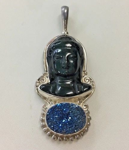 SAJEN 925 STERLING SILVER PENDANT WITH ONYX 19.2 GRAM: SAJEN STERLING SILVER PENDANT WITH ONYX Sajen Sterling Silver Pendant with Onyx You are bidding on a pre-owned Sajen Sterling Silver Pendant with Onyx. There are few minor scratches on the pendant fro