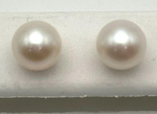 14K WHITE GOLD EARRINGS WITH TWO 7.5MM WHITE CULTURED AKOYA PEARLS 2.0 GRAMS: 14K WHITE GOLD EARRINGS WITH TWO 7.5MM WHITE AKOYA CULTURED PEARLS 2.0 GRAMS 14k White Gold Earrings with two 7.5mm White Akoya Cultured Pearls Condition: new without tags Material: 14k White Gold Wei