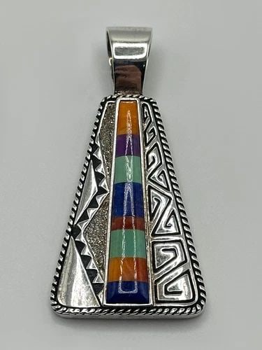 CAROLYN POLLACK RELIOS 925 STERLING SILVER INLAY PENDANT 20.1 GRAM: CAROLYN POLLACK RELIOS 925 STERLING SILVER INLAY PENDANT 20.1G Carolyn Pollack Relios 925 Sterling Silver Inlay Pendant Triangle Shape Condition: Used Material: 925 Sterling Silver Pendant Weight: 20.