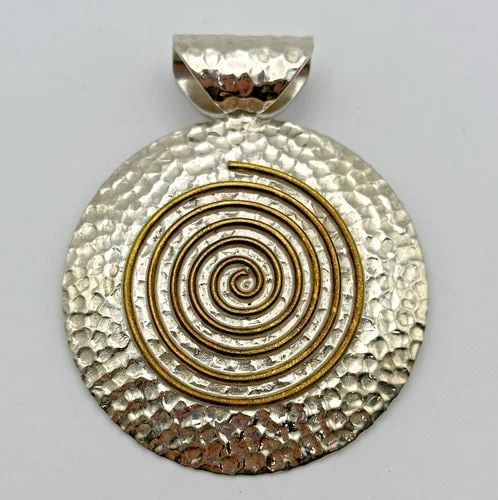 925 STERLING SILVER ROUND HAMMER FINISHED PENDANT WITH BRASS SWIRL CENTER 22.3G: 925 STERLING SILVER ROUND HAMMER FINISHED PENDANT WITH BRASS SWIRL CENTER 22.3G 925 Sterling Silver Round Hammer Finished Pendant with Brass Swirl Center Condition: Used, has marks and scratches Mater