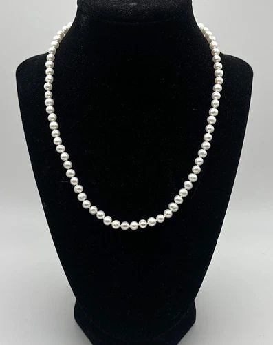 FRESHWATER PEARL NECKLACE 10K GOLD CLASP, 6MM WIDE ( 18 INCH ) 19.3 GRAM: FRESHWATER PEARL NECKLACE 10K GOLD CLASP, 6MM WIDE, 18 INCHES LONG, 19.3 GRAMS Freshwater Pearl Necklace 10k Gold Clasp, 6mm wide, 18 Inches Long, 19.3 grams Condition: Used Material: 10k Yellow Gold 